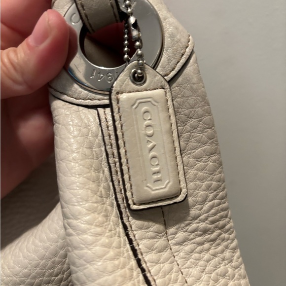 Vintage Coach Classic White Pebble Leather Shoulder Bag
